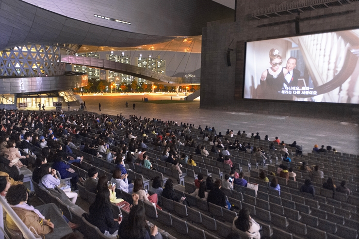 영화의전당 야외 상영회-티파니에서 아침을-국제신문